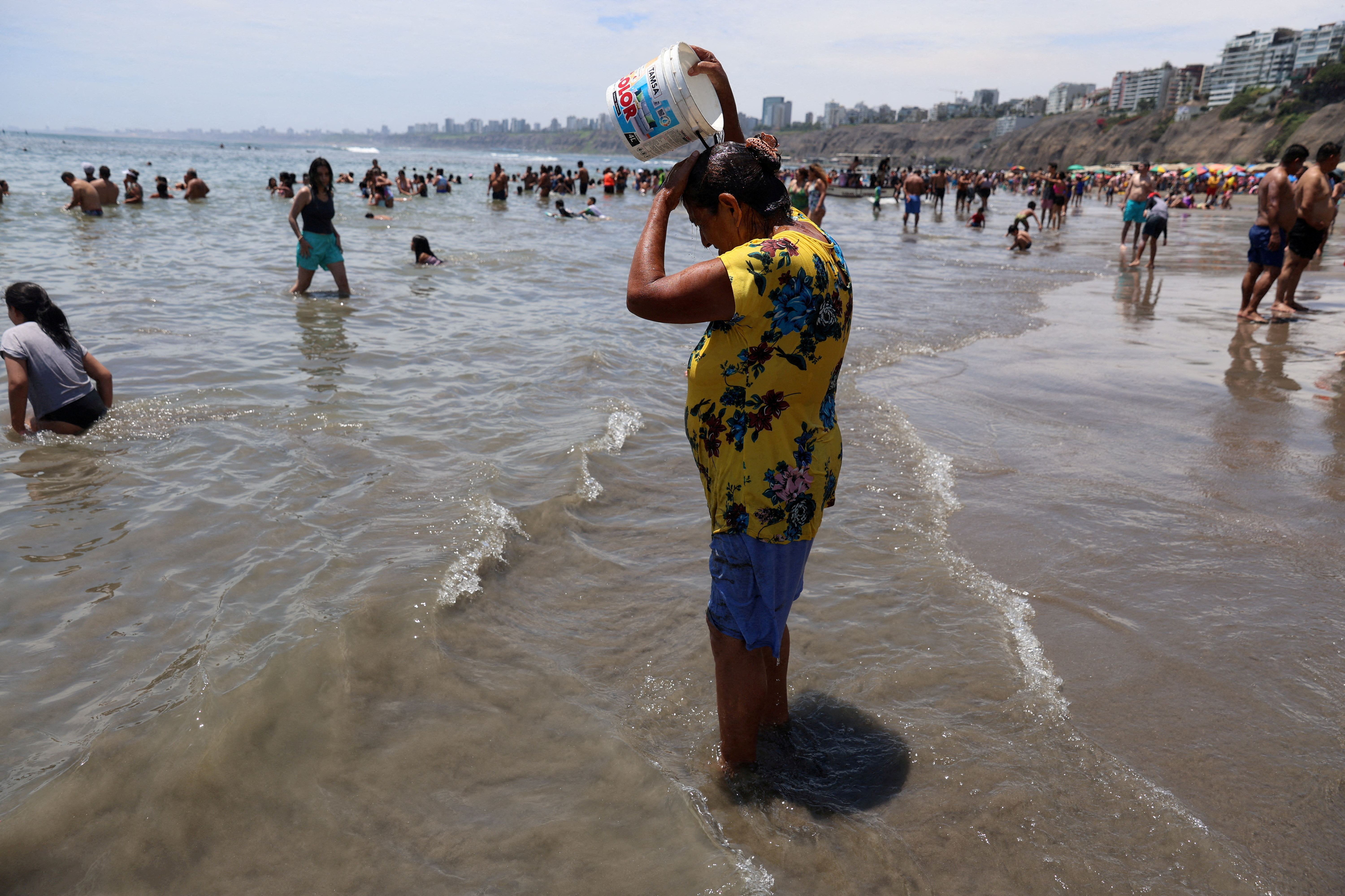FILE PHOTO: Heat wave in Lima due to El Nino weather phenomena