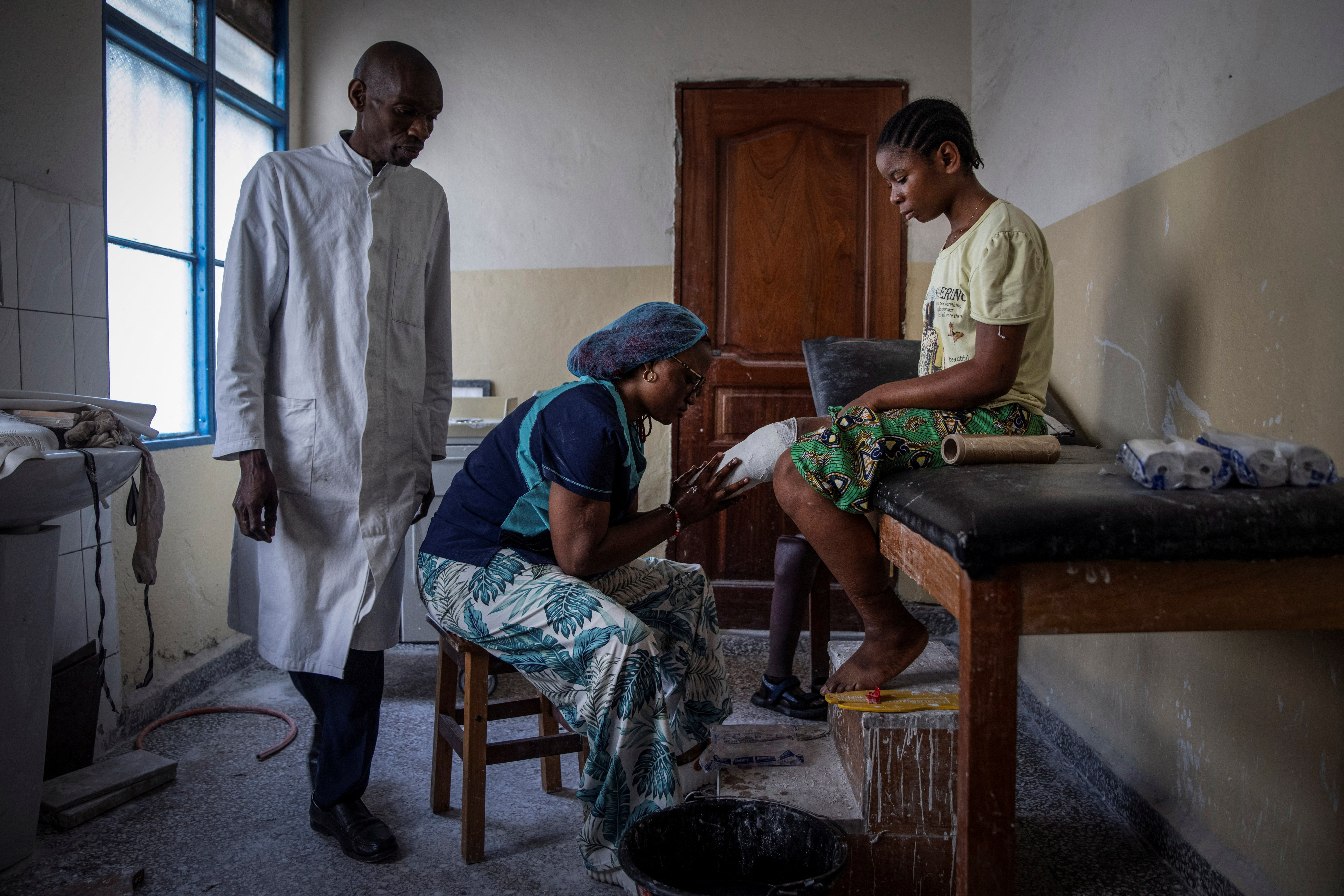 The Wider Image: The Congolese amputee giving new prosthetic limbs to the wounded