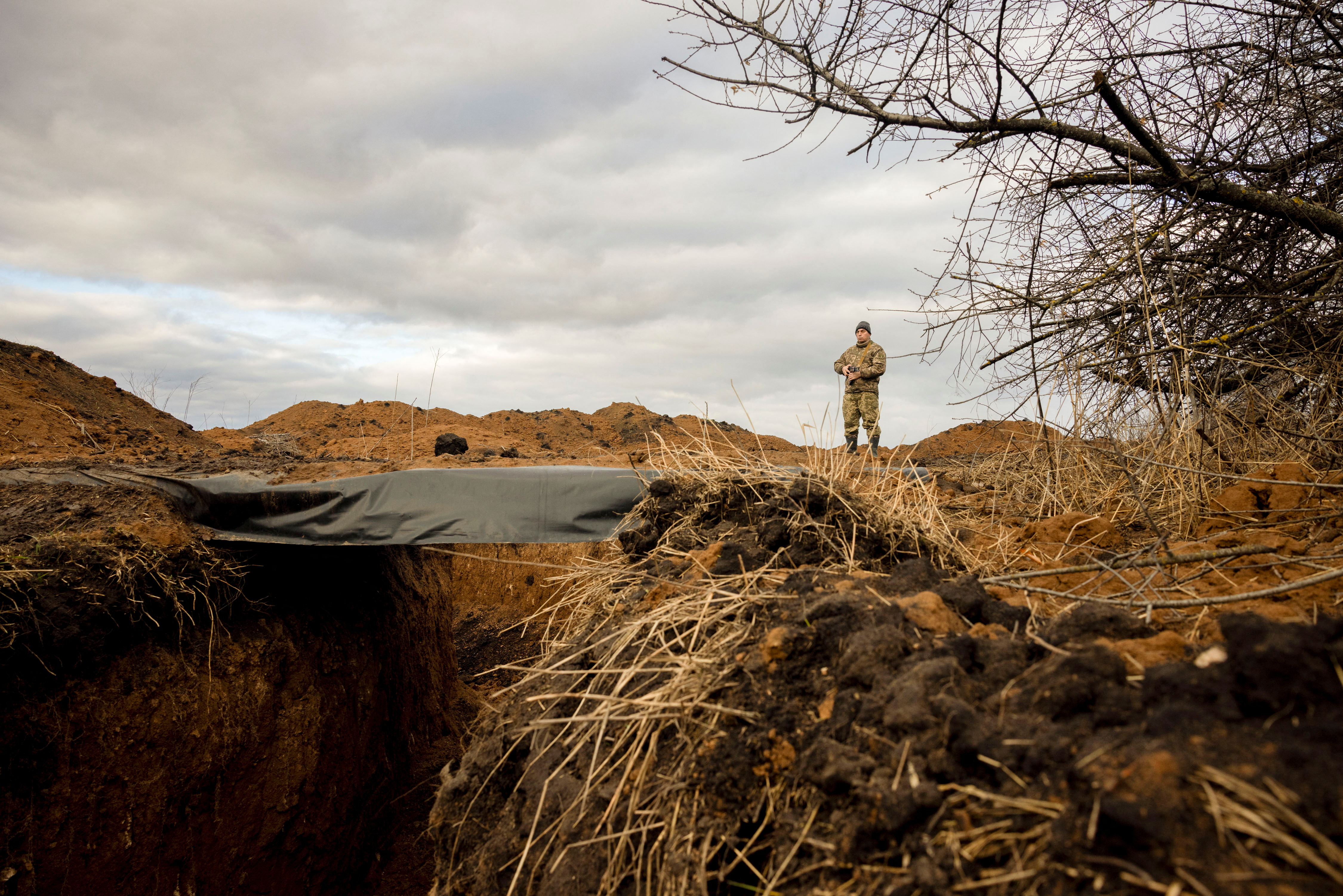 Ukraine builds barricades, digs trenches as focus shifts to defence