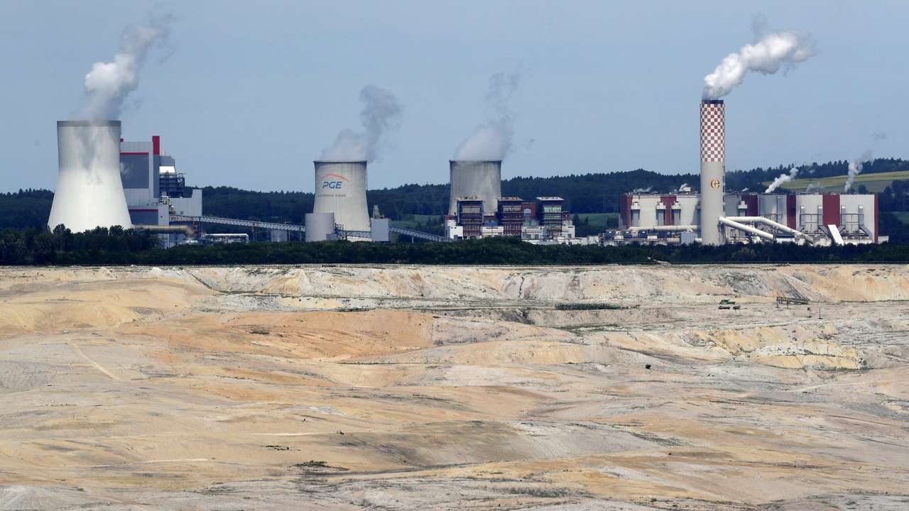 Czechs at Polish borderlands lose water and patience in coal mine dispute