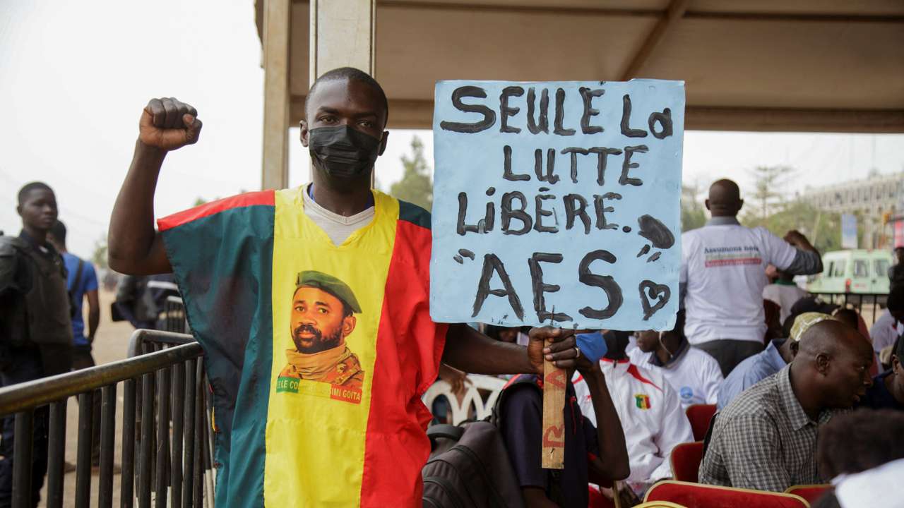 A person holds a placard that reads "only the struggle liberates the Alliance of Sahel States (AES)" during a demonstration that was called by Mali's Junta to support their decision to leave the Economic Community of West African States regional bloc ''ECOWAS'', in Bamako, Mali, February 1, 2024. REUTERS/Stringer  NO RESALES. NO ARCHIVES