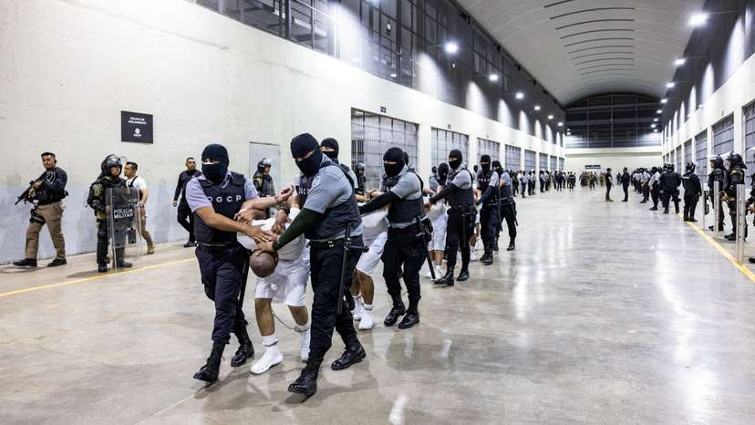 U.S. deports alleged members of the Tren de Aragua to be imprisoned in El Salvador
