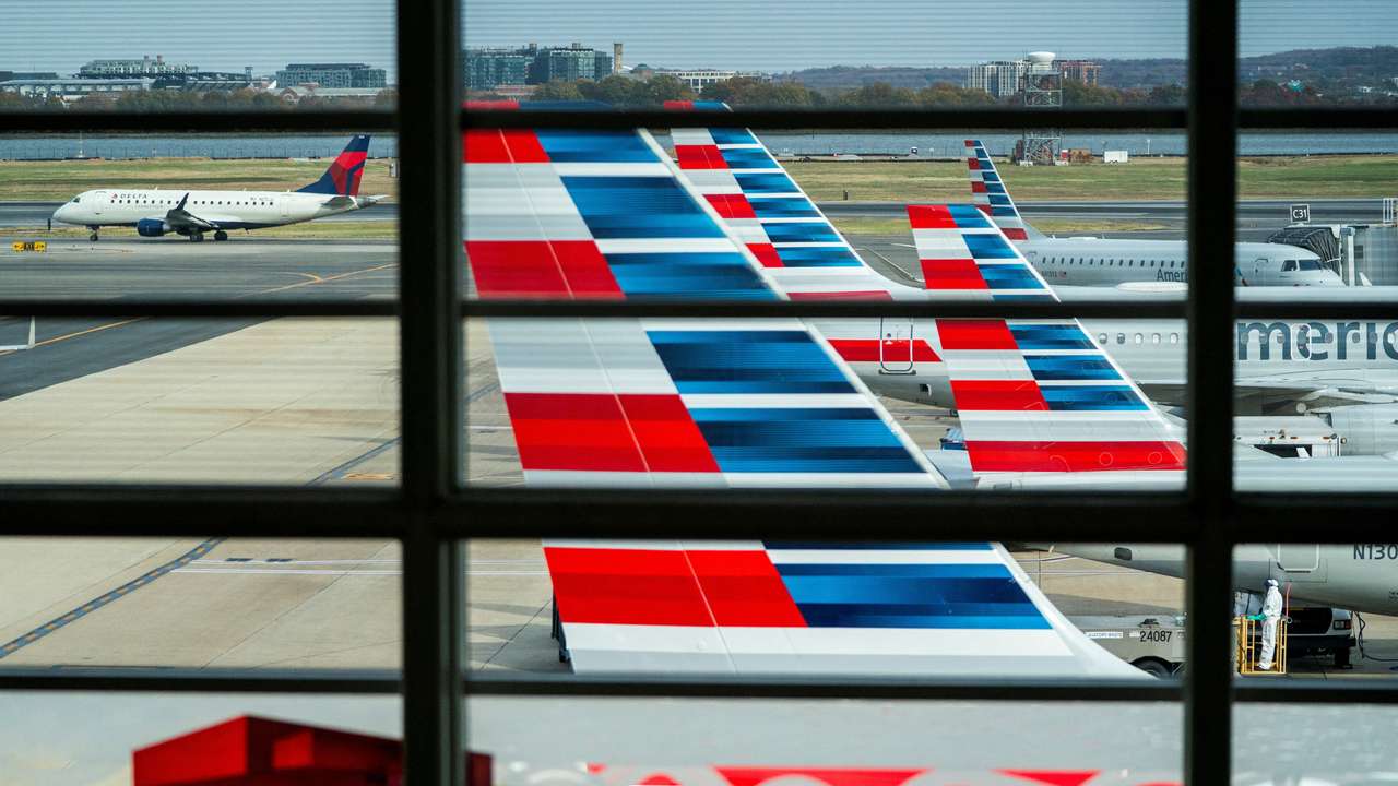 U.S. warns of 20% flight cuts as government shutdown continues