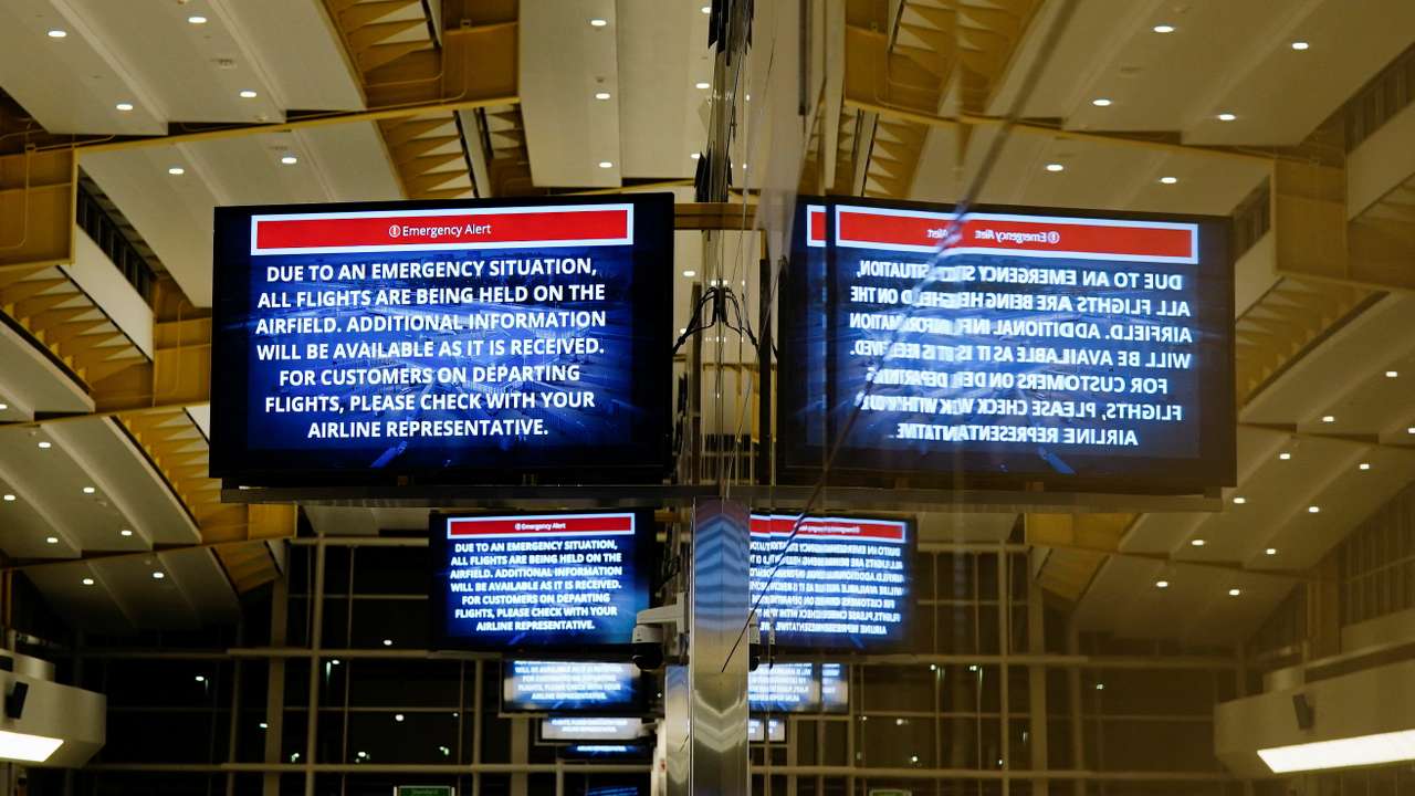 American Eagle aircraft crashes in the Potomac River near Ronald Reagan Washington National Airport