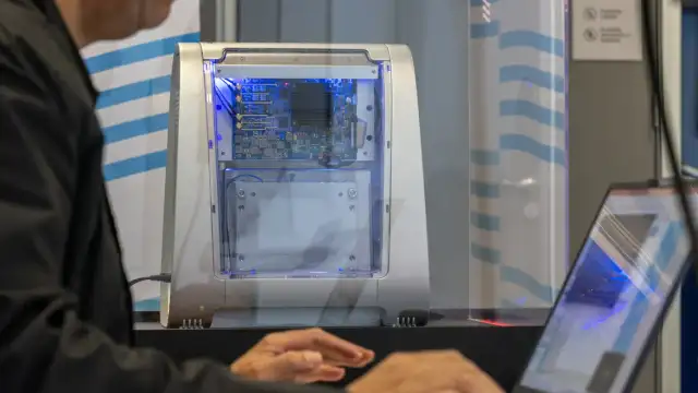 O Triangulum II, novo computador quântico educacional fabricado pela chinesa SpinQ, entrou em operação no Rio de Janeiro com a proposta de capacitar estudantes, pesquisadores, professores e profissionais para o uso da tecnologia em diferentes setores da indústria
