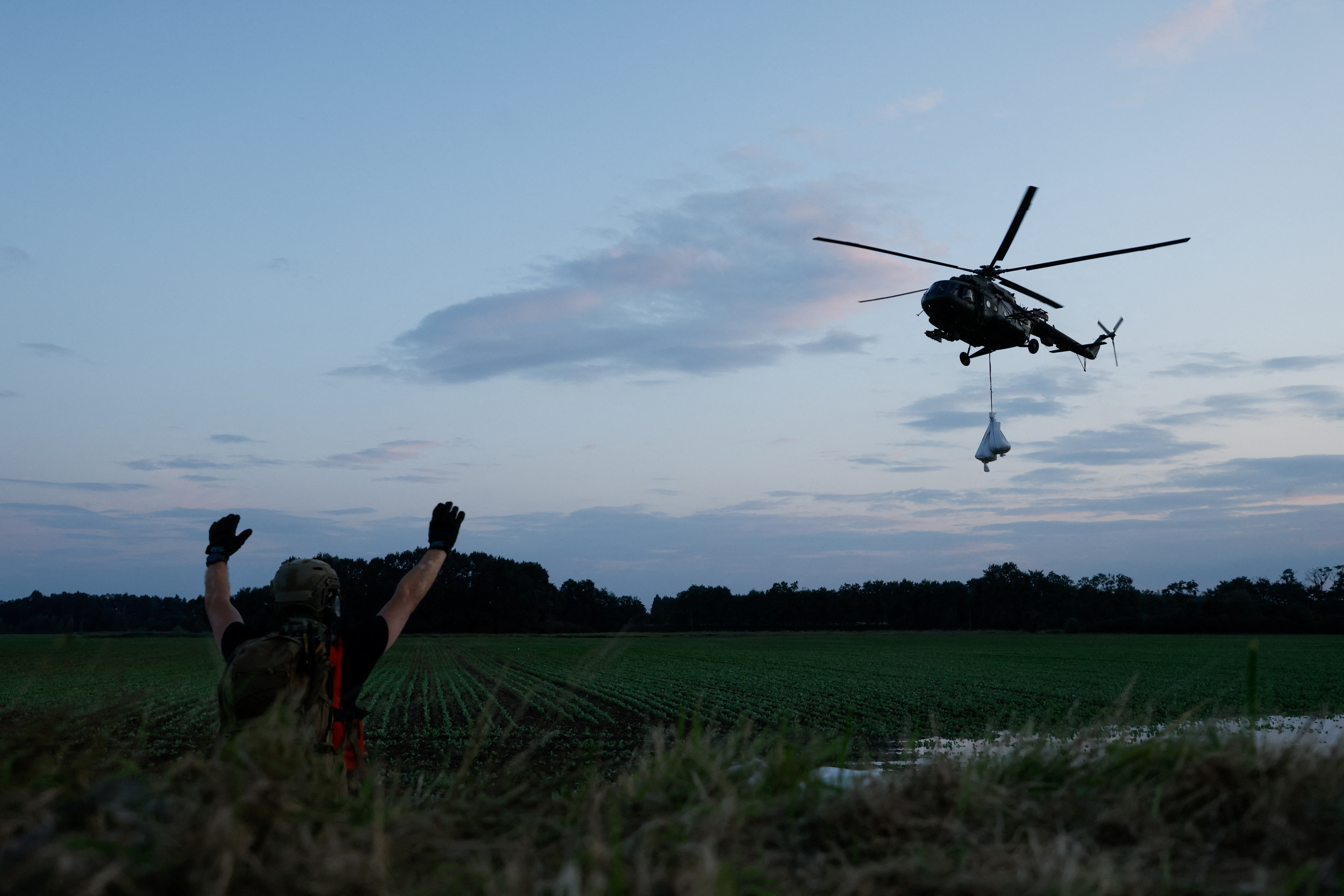 Polish soldiers fighting the flood