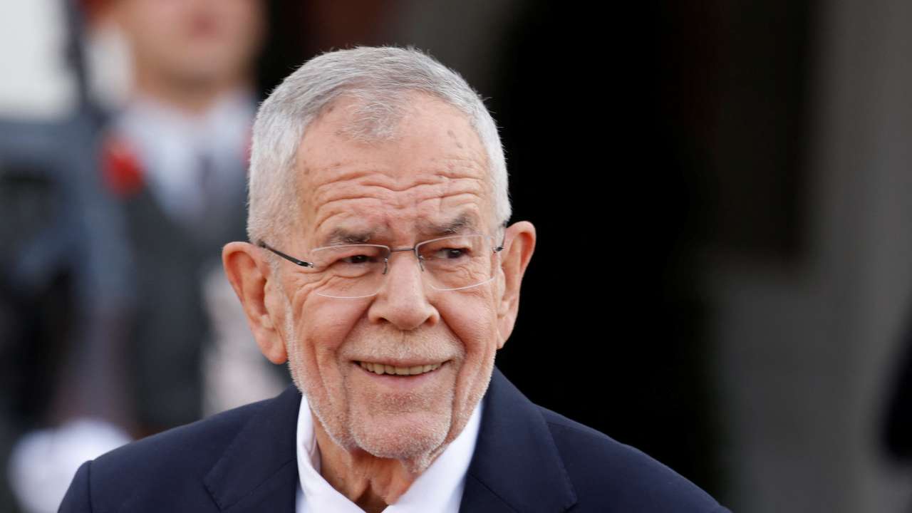 Austrian President Alexander Van der Bellen welcomes his Slovak counterpart Peter Pellegrini in Vienna