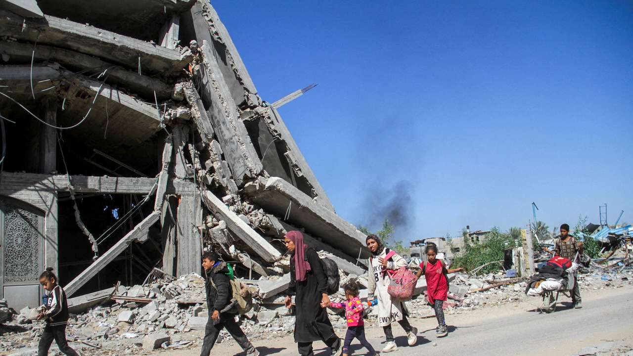 FILE PHOTO: Displaced Palestinians flee the northern part of Gaza amid an Israeli military operation, in Jabalia in the northern Gaza Strip
