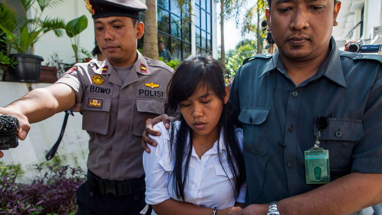 Officers take the death row inmate of a drug case, Mary Jane Fiesta Veloso , to her first judicial review trial in the District Court of Sleman