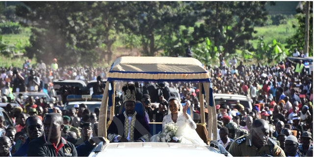 King and Queen of Bugosa ride through the town
