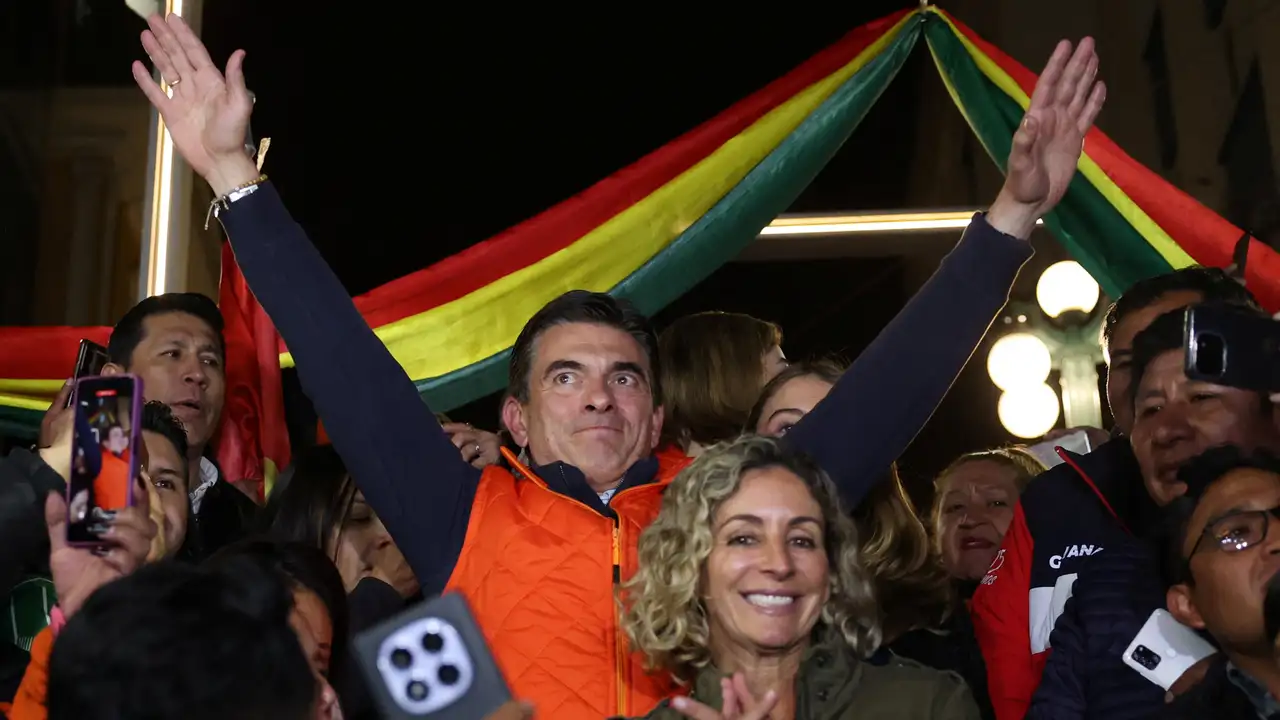 Bolivian presidential candidate centrist Senator Rodrigo Paz of the Christian Democratic Party (PDC), accompanied by his wife Maria Elena Urquidi, reacts, as early official results show that he is leading Sunday's presidential race, in La Paz, Bolivia August 17, 2025. REUTERS/Pilar Olivares