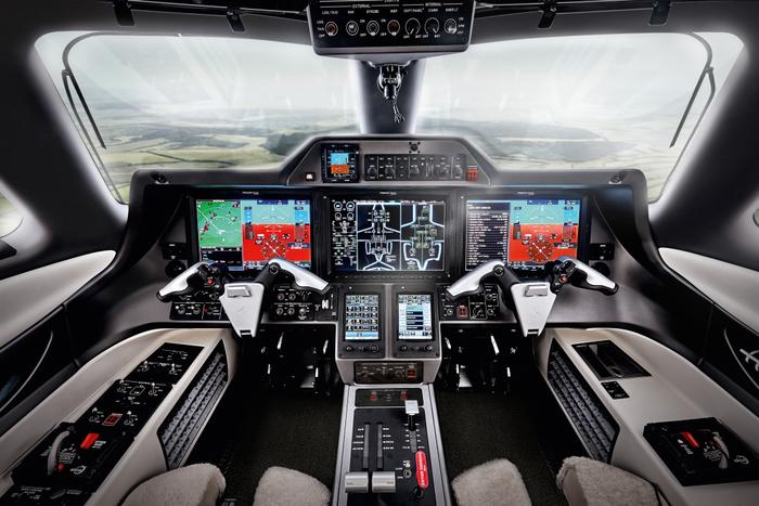 Embraer lança nova versão do jato executivo Phenom 300EV com sistema de pouso automático