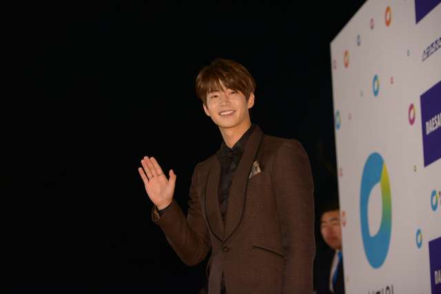 Korean stars glam up Blue Dragon Film Awards in Seoul