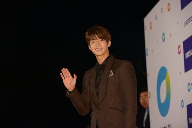 Korean stars glam up Blue Dragon Film Awards in Seoul