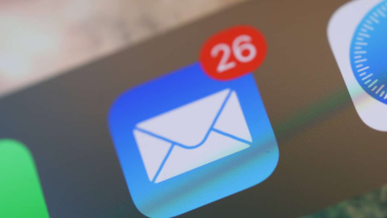 E-Mail App auf einem Smartphone Display. Es sind noch 26 Mails offen die nicht gelesen wurden. E-Mail am 30.09.2024 in S