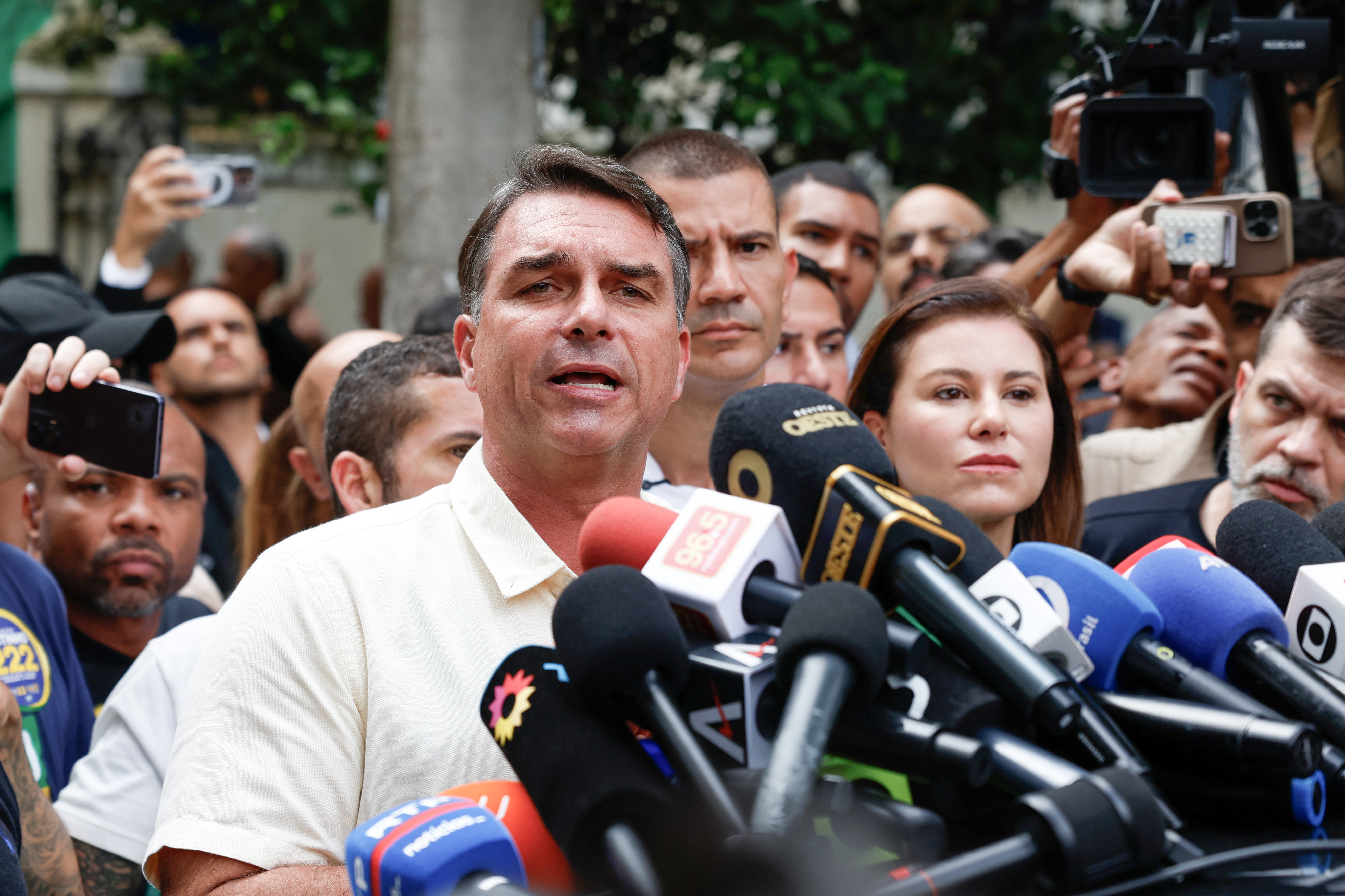 Ainda como candidato à presidência da República, Flávio Bolsonaro (PL) fala à imprensa após votar no primeiro turno. 