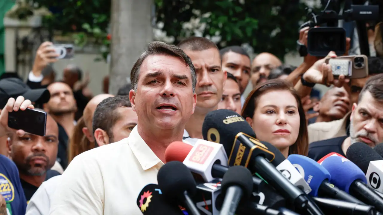 Ainda como candidato à presidência da República, Flávio Bolsonaro (PL) fala à imprensa após votar no primeiro turno.