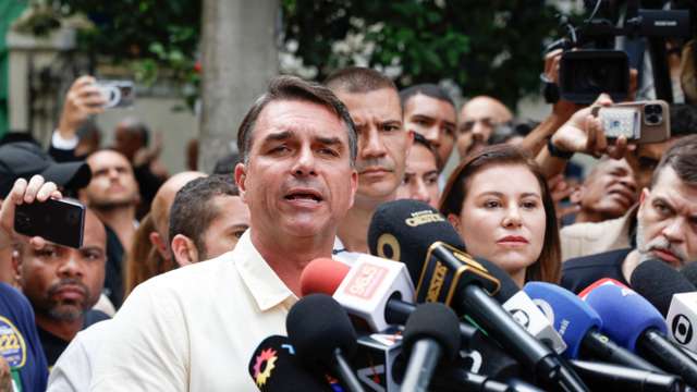 Ainda como candidato à presidência da República, Flávio Bolsonaro (PL) fala à imprensa após votar no primeiro turno.
