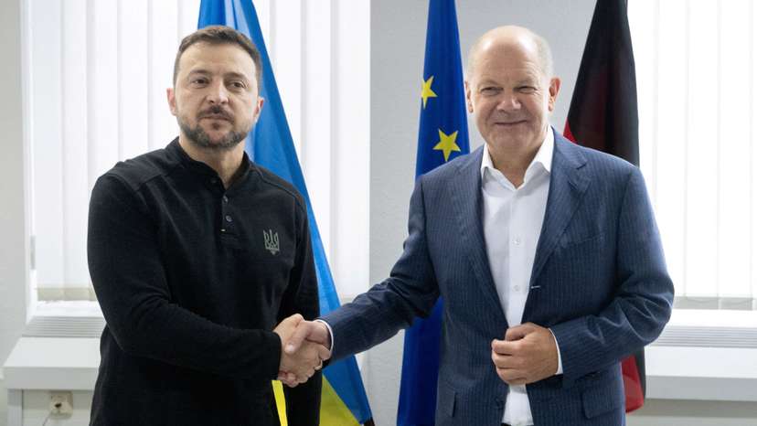 FILE PHOTO: German Chancellor Olaf Scholz and Ukrainian President Volodymyr Zelenskiy meet at the airoprt in Frankfurt