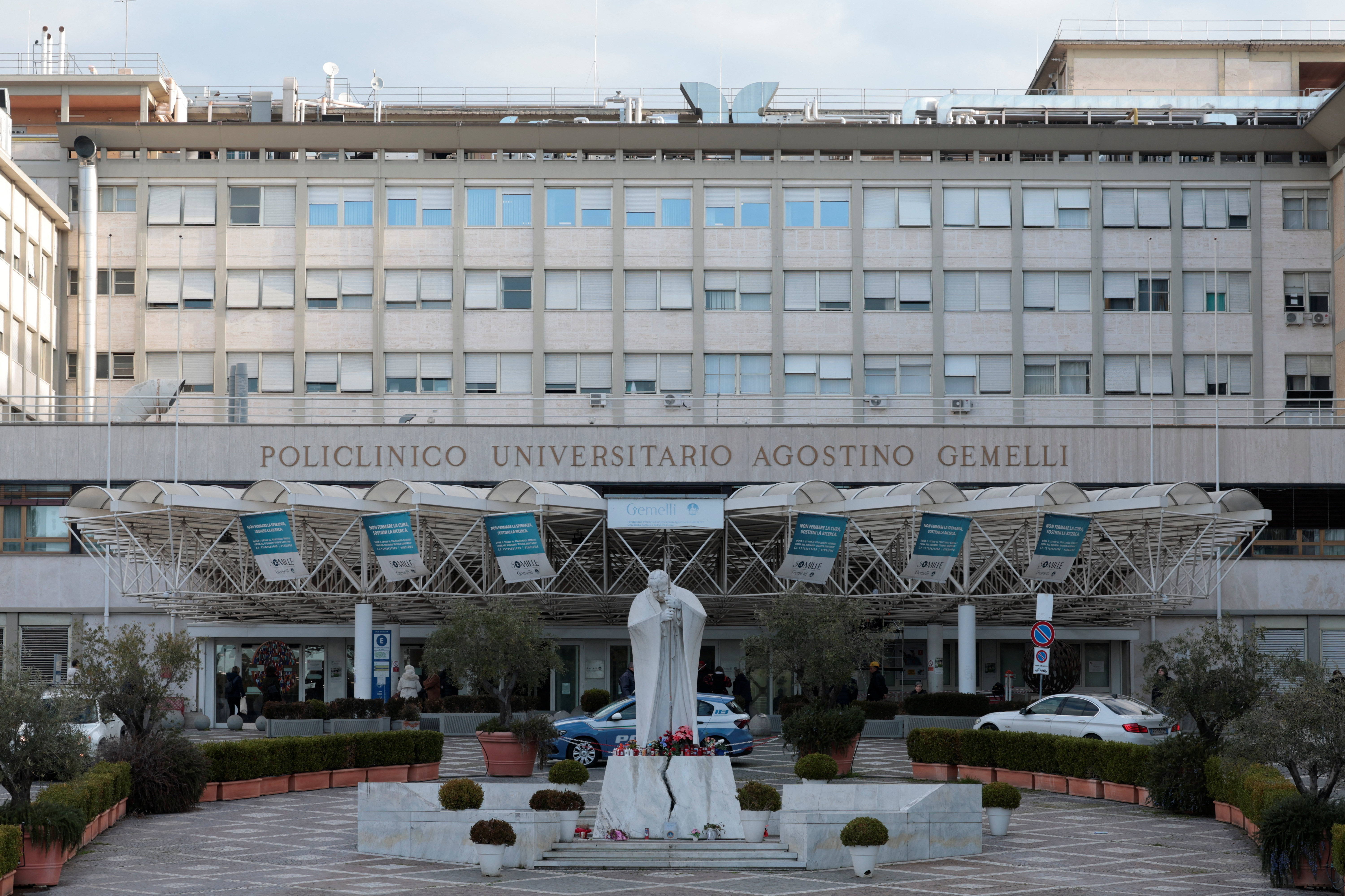 Pope Francis continues treatment for bronchitis at Gemelli hospital