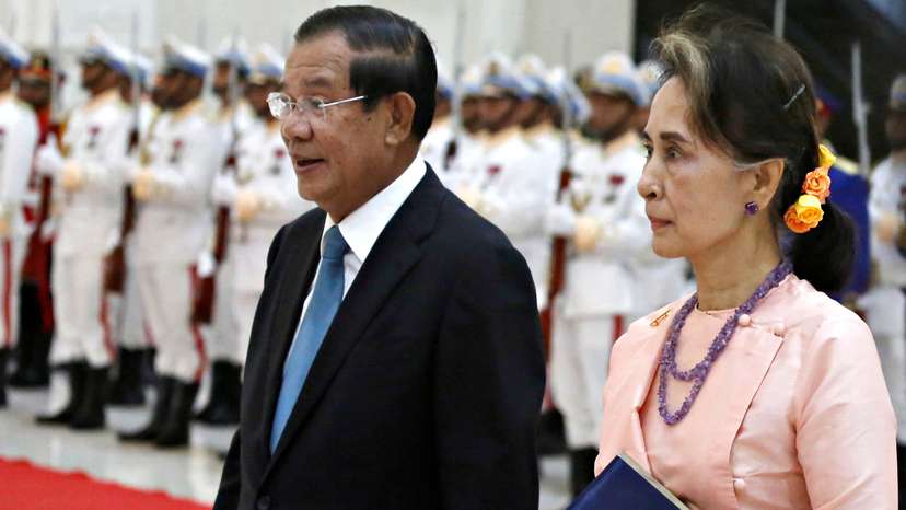 FILE PHOTO: Myanmar's State Counsellor Aung San Suu Kyi is welcomed by Cambodia's Prime Minister Hun Sen at the Peace Palace in Phnom Penh