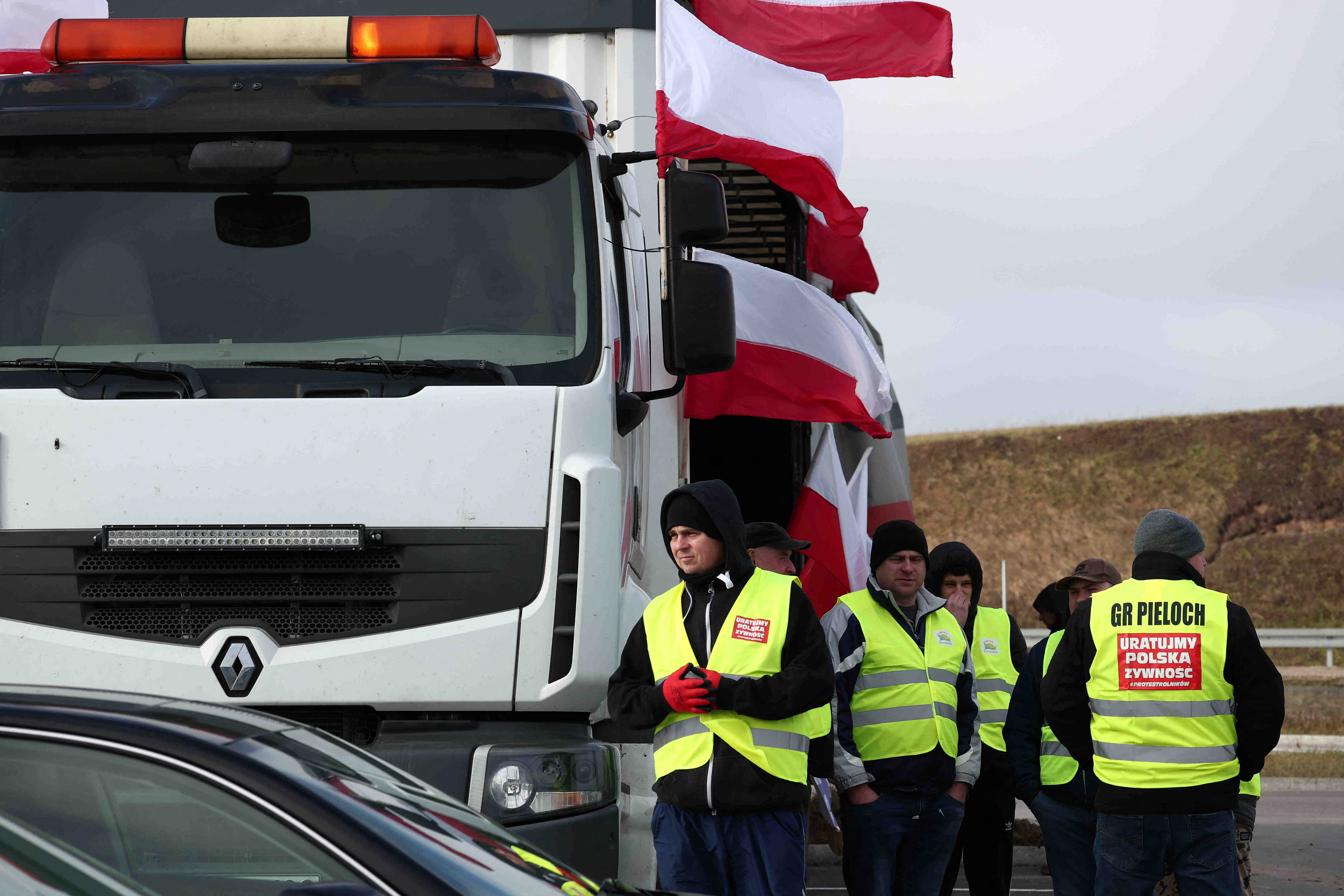 Polish farmers protest at Lithuanian border, alleging Ukrainian grain transports are brought back into Poland as 'EU' grain