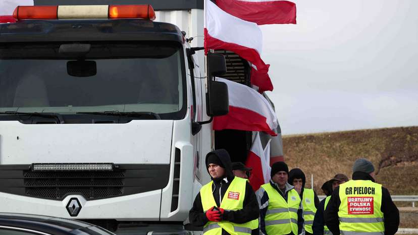 Polish farmers protest at Lithuanian border, alleging Ukrainian grain transports are brought back into Poland as 'EU' grain