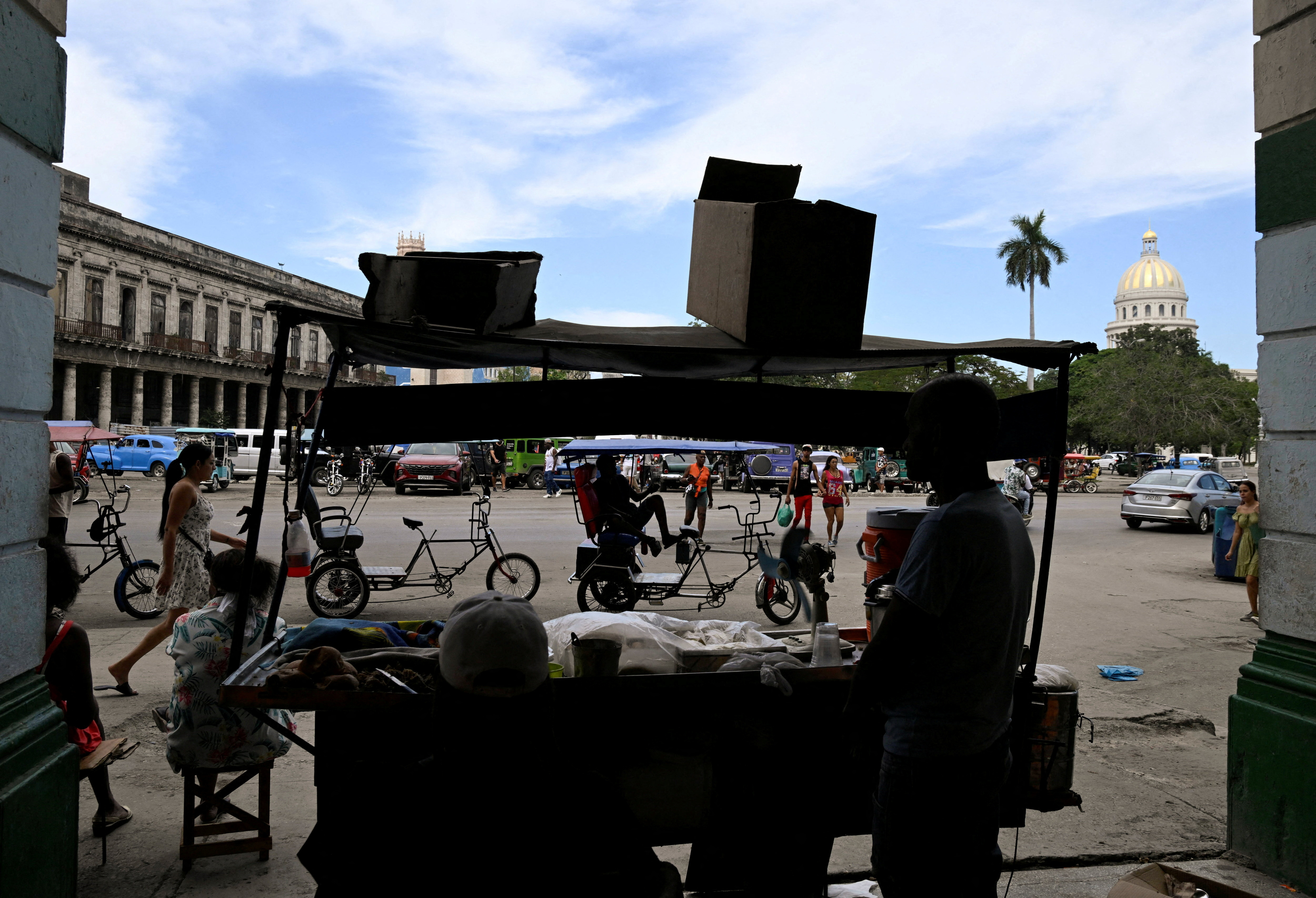 FILE PHOTO: Cuba defiant after Trump says island to receive no more Venezuelan oil or money