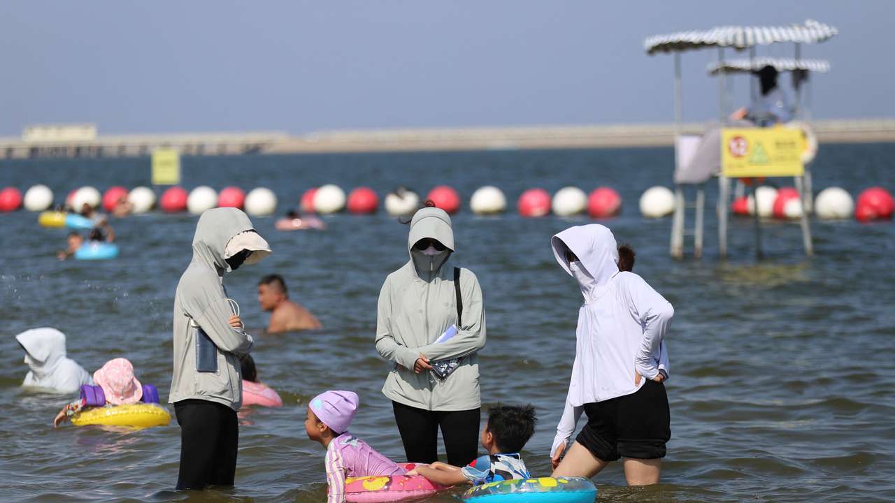Orange alert for heatwave at a beach in Shanghai