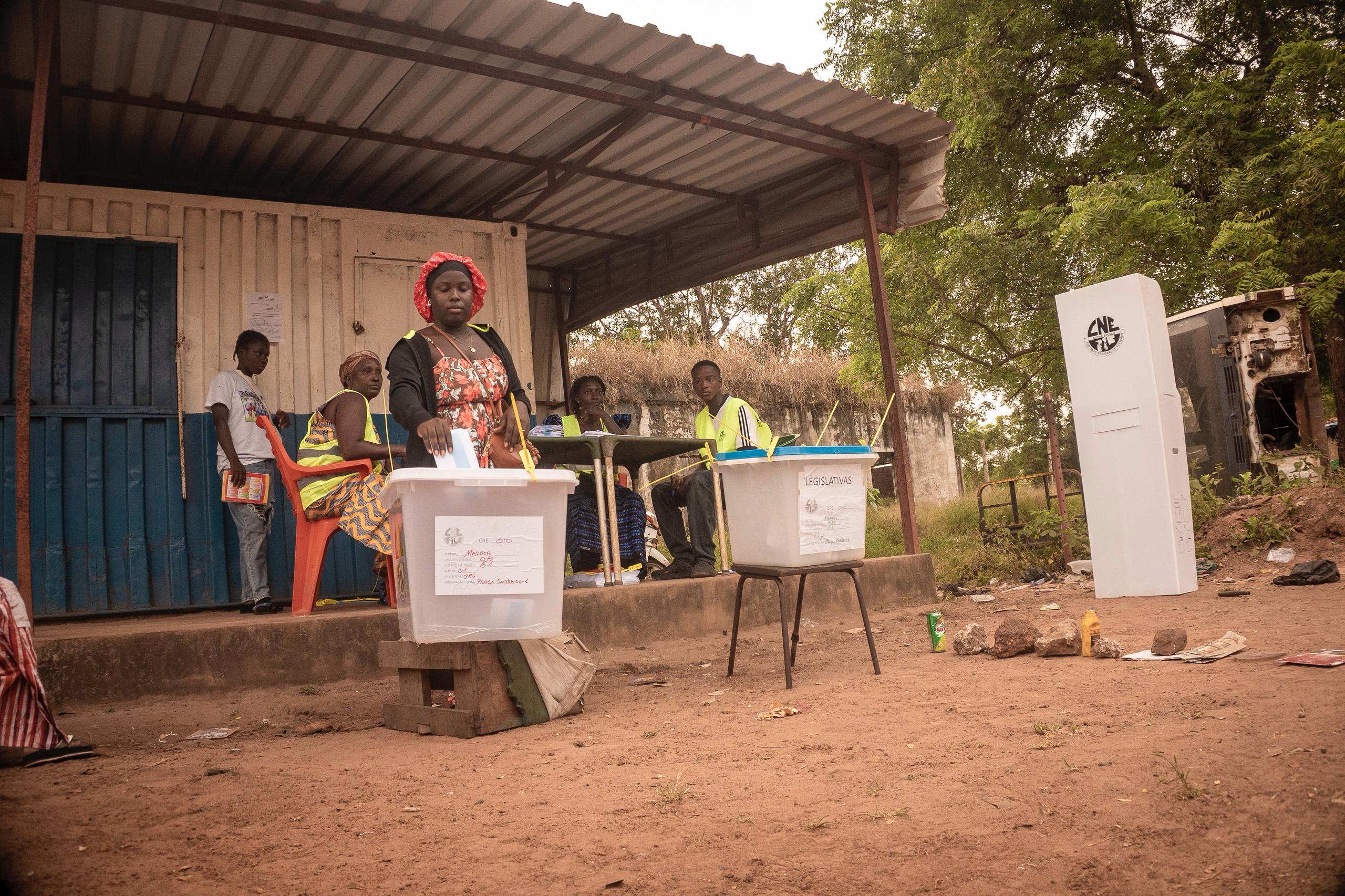 A citizen casting her vote. Photo credit: Samba M. Baldé