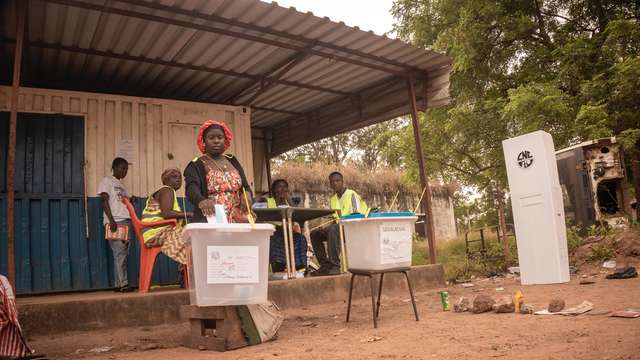 A citizen casting her vote. Photo credit: Samba M. Baldé