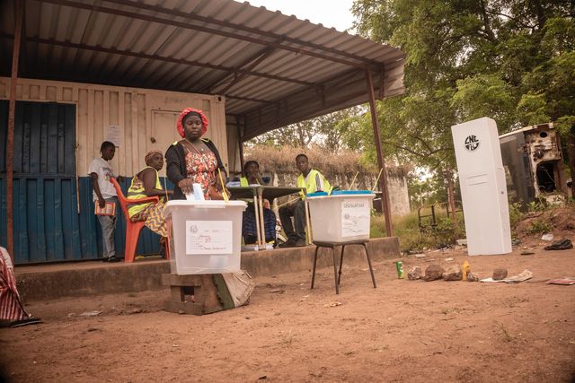 A citizen casting her vote. Photo credit: Samba M. Baldé