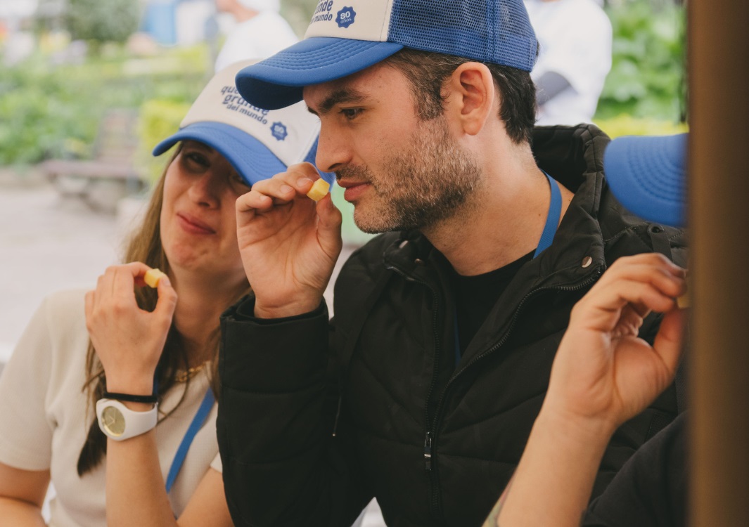 largest-cheese-tasting-event-smelling-cheese_guiness world record