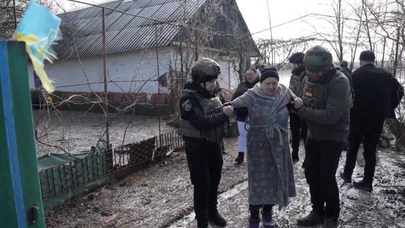 Police evacuate people from Ukraine's Zaporizhzhia region as Russian forces advance