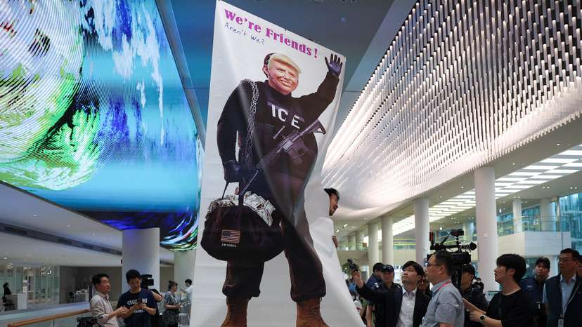 South Korean workers who were detained in an immigration raid in Georgia, arrive in Incheon