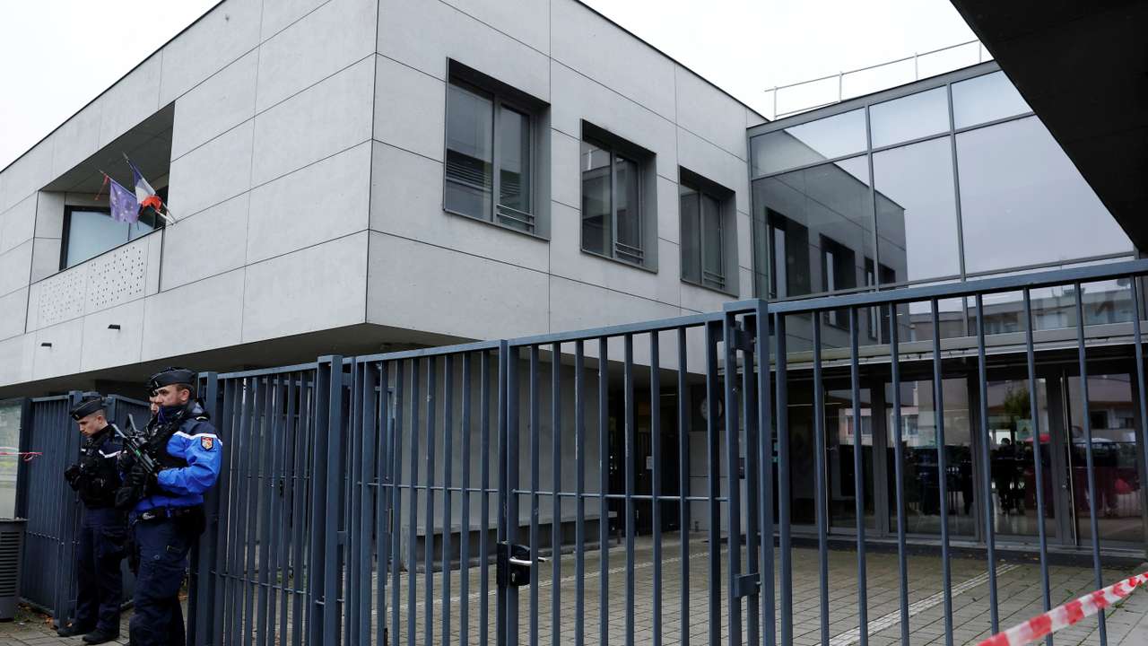 A teacher stabbed by a student at the Robert Schuman secondary school in Benfeld