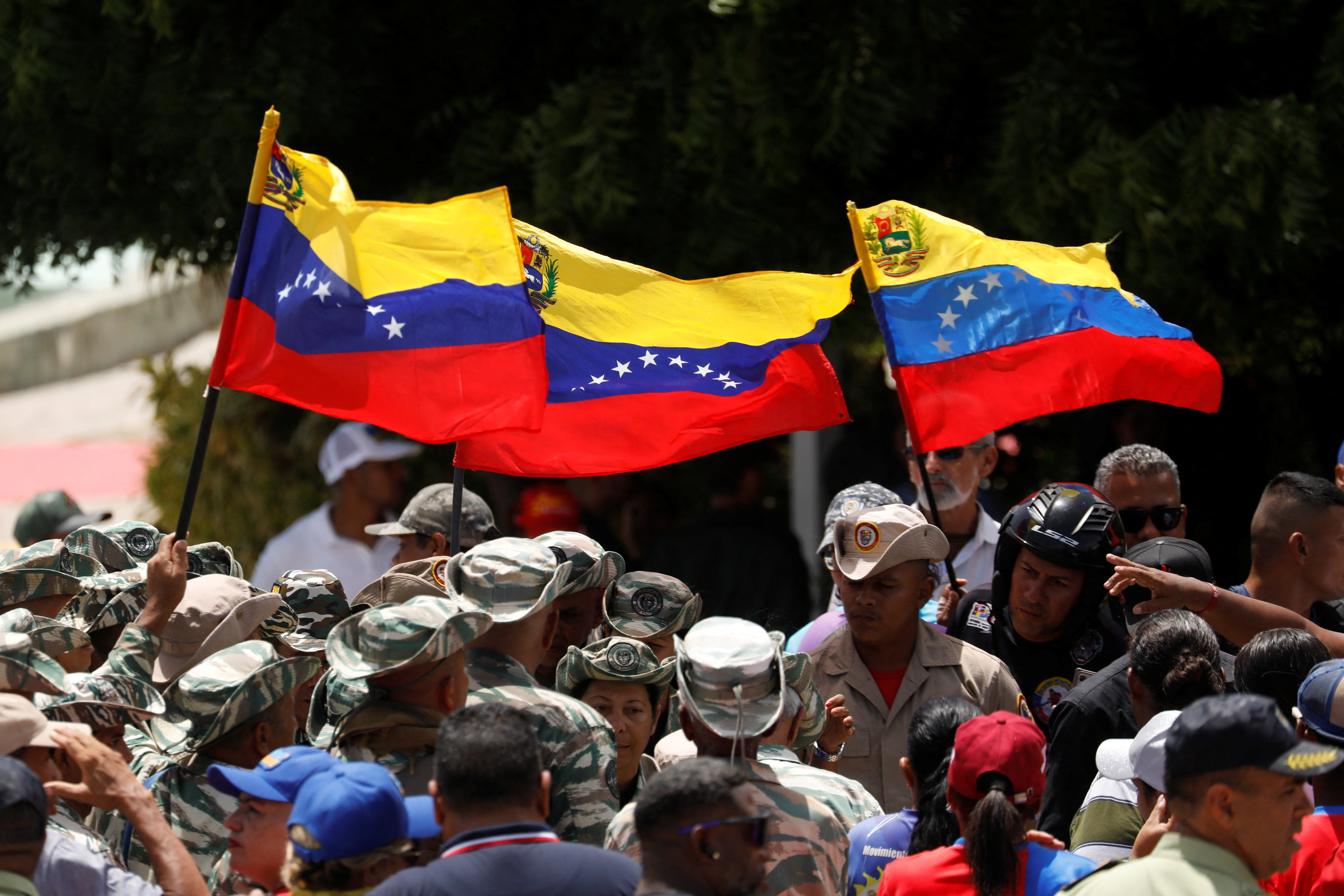 Venezuela mobilizes militia in response to US warship deployment