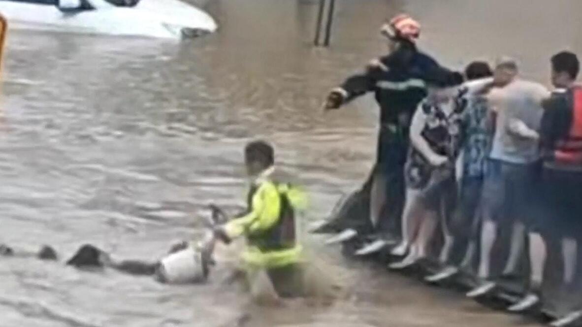 Officer's Split-Second Flood Rescue