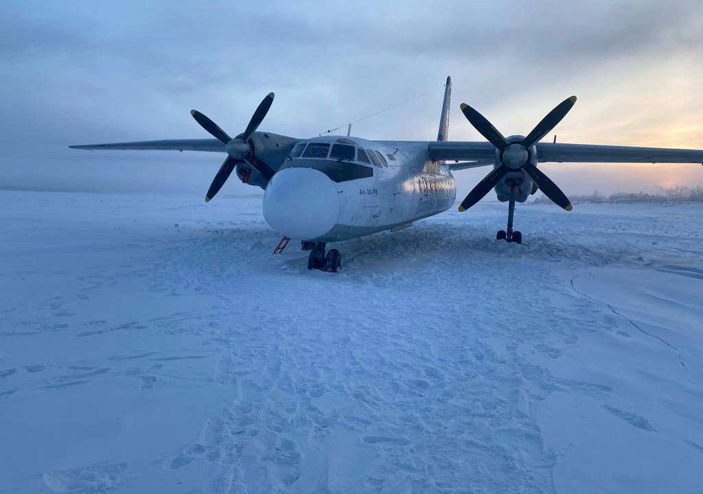 Russian plane lands on frozen river