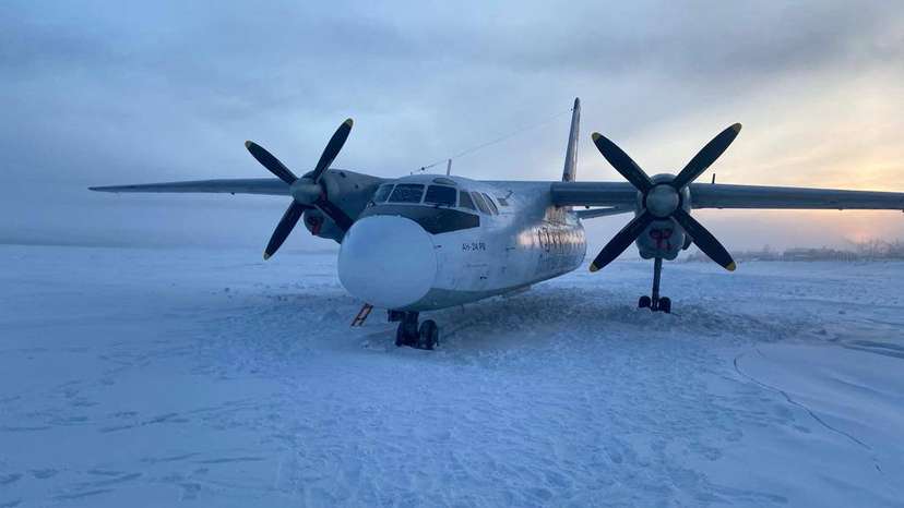 Russian plane lands on frozen river