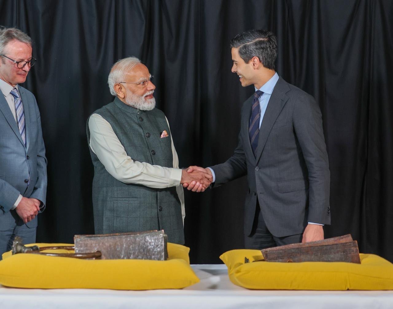 Netherlands returns Indian artefacts
