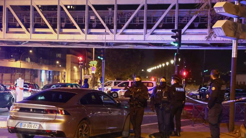 Assailant attacks passersby in Paris