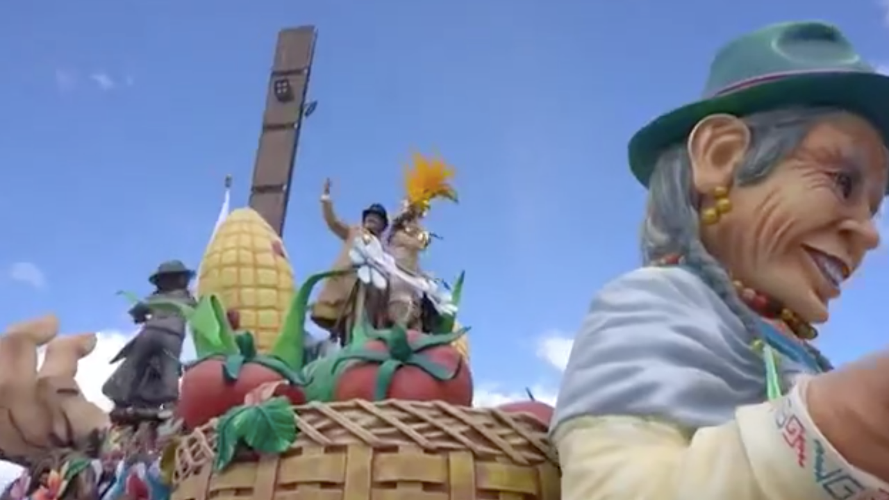 Locals and tourists celebrate in Colombia's Blacks and Whites Carnival