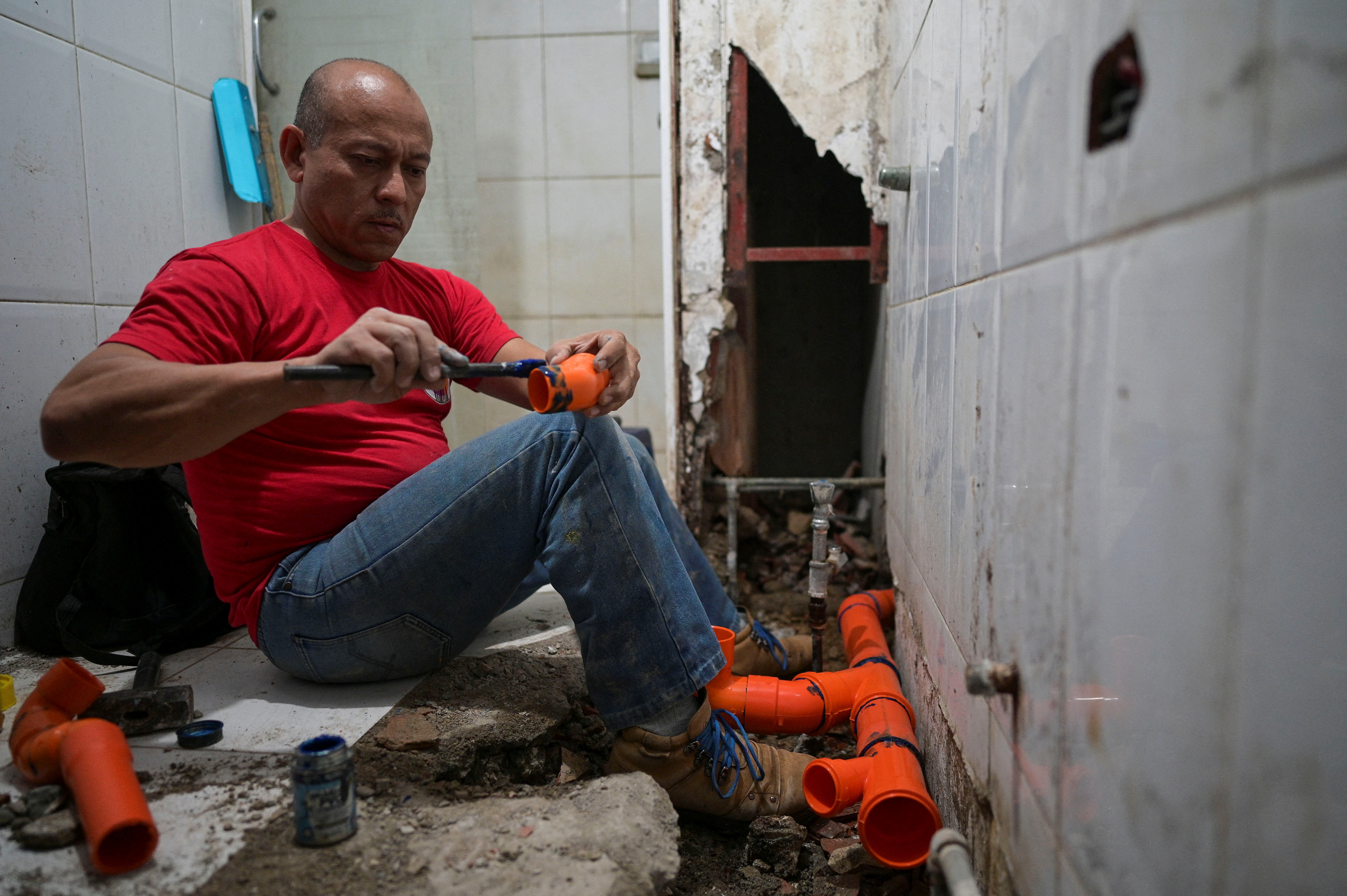 Venezuela tackles decay in iconic capital complex