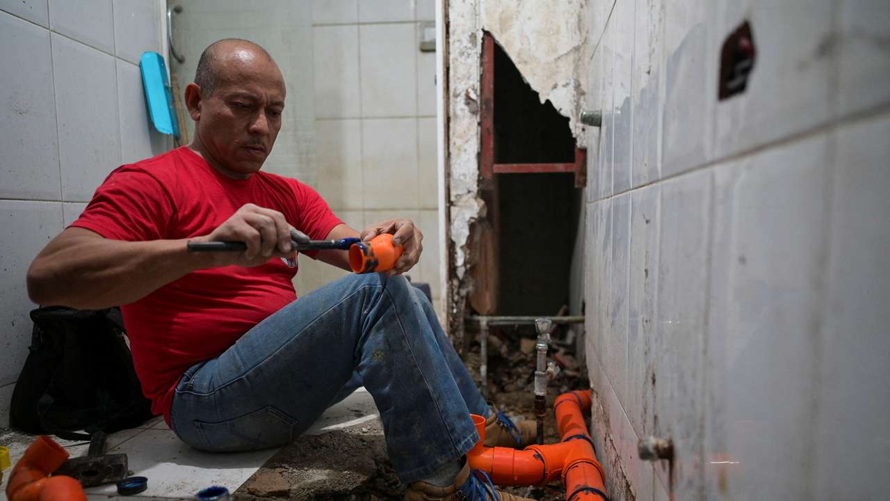 Venezuela tackles decay in iconic capital complex