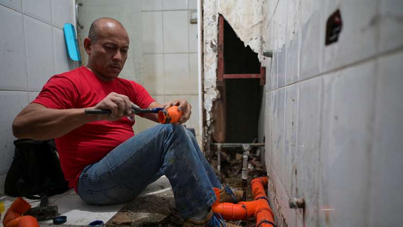 Venezuela tackles decay in iconic capital complex