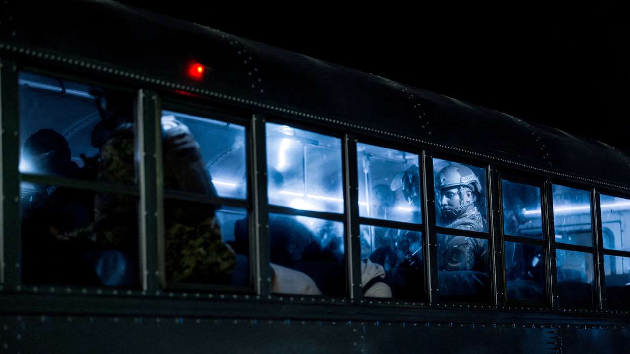 U.S. deports alleged members of the Tren de Aragua to be imprisoned in El Salvador