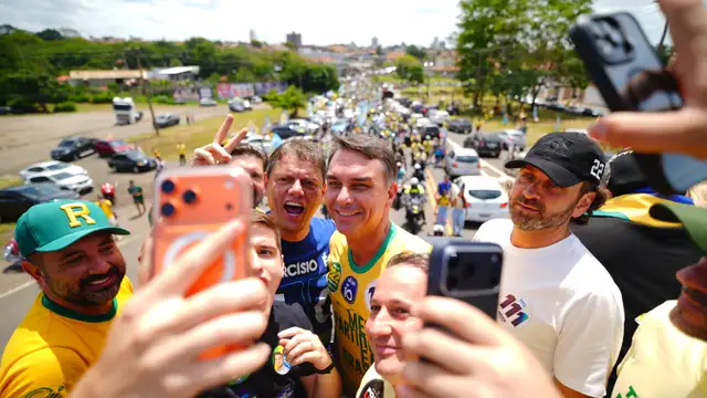 Flávio Bolsonaro em carreata às vésperas do primeiro turno.