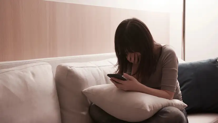 menina mexe em celular