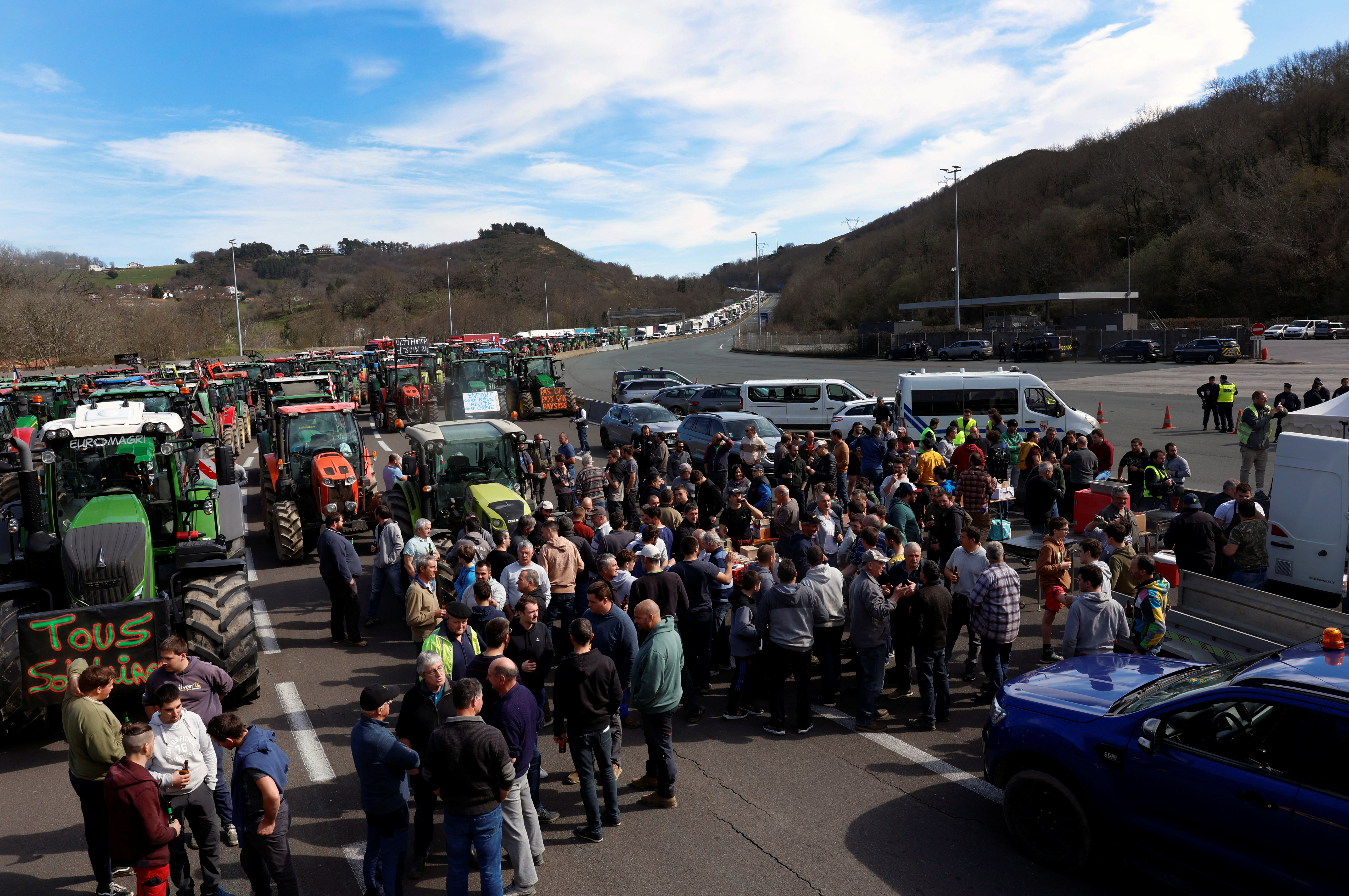 French and Spanish farmers join forces to block the border at Biriatou